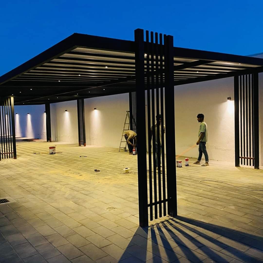 شركة تركيب مظلات سيارات في دبي — مثال لمظلة مودرن بإطار داكن